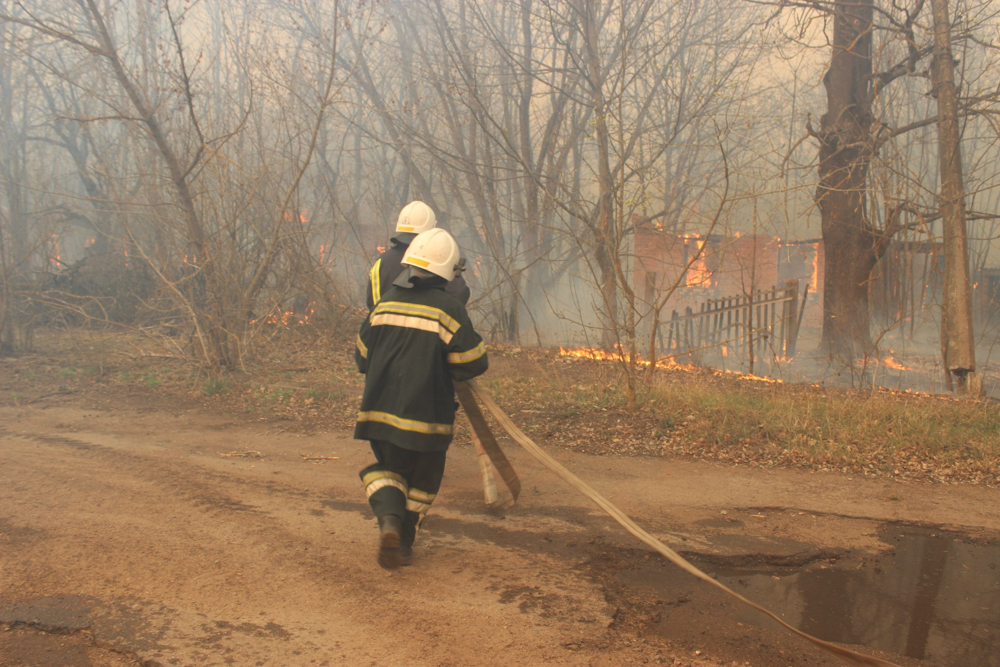 пожарные тушат села под чернобылем